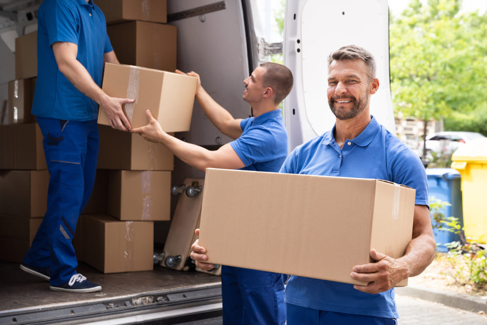 Flyttgubbar bär flyttkartonger